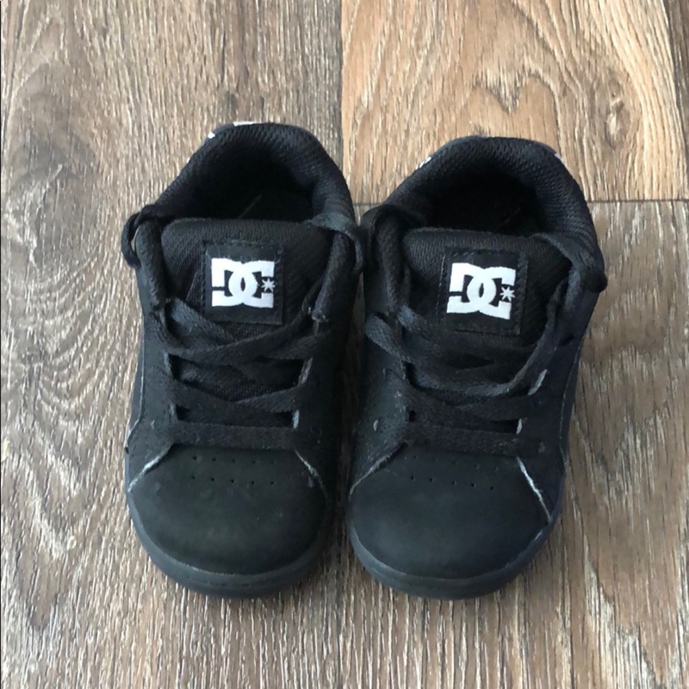 DC toddler skate shoes